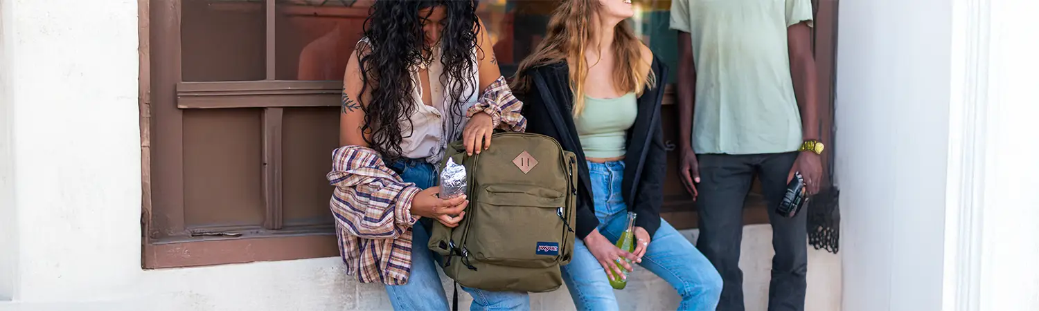 Mochila Jansport resistente con base reforzada